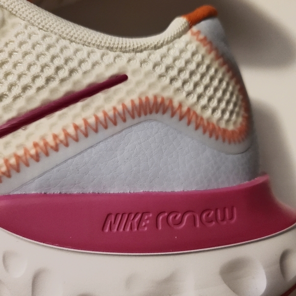 NWOT Nike shoes - Picture 3 of 6